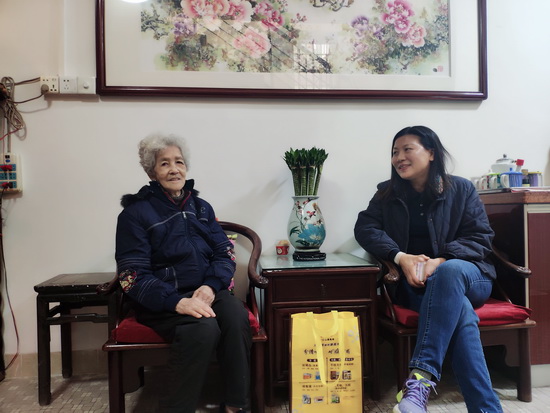 3、公司紀委書記、工會主席張奇志慰問80歲以上高齡退休職工代表陳佩群.jpg 3、公司紀委書記、工會主席張奇志慰問80歲以上高齡退休職工代表陳佩群.jpg