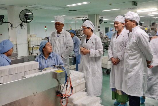 1.李主席一行到口服液和膏劑生產線.jpg