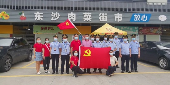 酷熱送清涼 心系群眾沁人心——白云山潘高壽職能三支部關懷慰問農貿市場一線工作人員.jpg 酷熱送清涼 心系群眾沁人心——白云山潘高壽職能三支部關懷慰問農貿市場一線工作人員.jpg